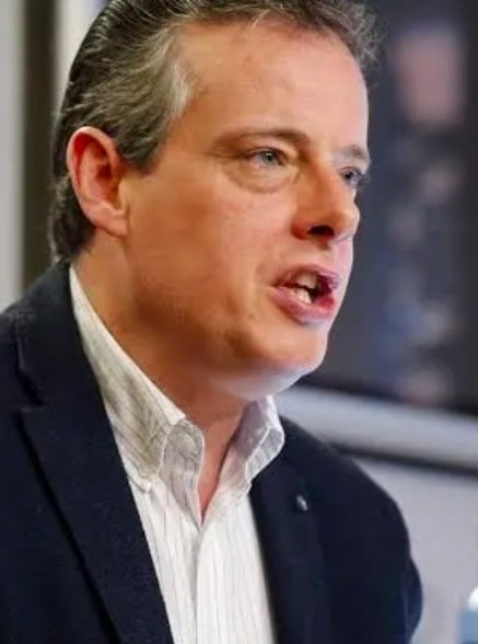 El de la izquierda es Félix Rodríguez de la Fuente, a la DERECHA un tipo cuyo mayor logro ha sido construir una piscina semi-olimpica y ser el responsable de la MASACRE de lobos llevada a cabo por el <a href="/GobAsturias/">Principado de Asturias</a>