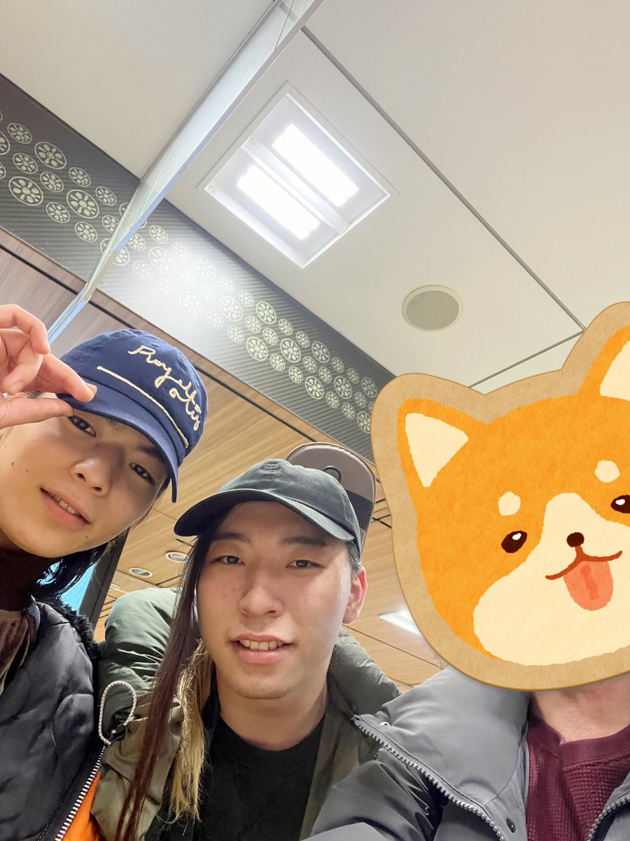 jemethedog's tweet photo. なんとベイベ！？本日#TAGOFES出演のMajor Flawのドラムの太眞仁さんとベースギターの鈴木優太さんに東京駅で遭遇！司会の内藤聡さんもおっしゃられてたけどホント親父目線で可愛いし頑張って欲しい！握手と写真撮ってもらいました。奇しくもBUCK-TICKのヤガミ・トールさんと同じ名前のとおるでした！ https://t.co/jYVgIQnaTU