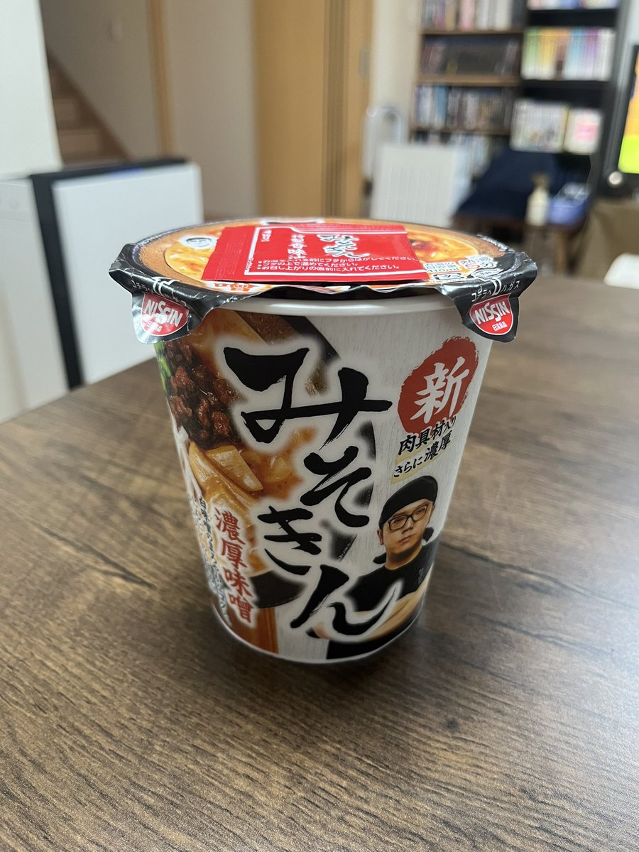 steal_51's tweet photo. みそきん濃厚味噌を食す。白味噌ベースなので、柔らかい味わいのスープ、でもわりとニンニク強い。麺は日清食品ぽい麺で、美味しい。だが、めちゃウマ！感はなく、普通？な感じ。値段を考えたら、普通に高い。
#みそきん #カップ麺 #みそきん濃厚味噌 #味噌ラーメン https://t.co/5NIwi7ScxB
