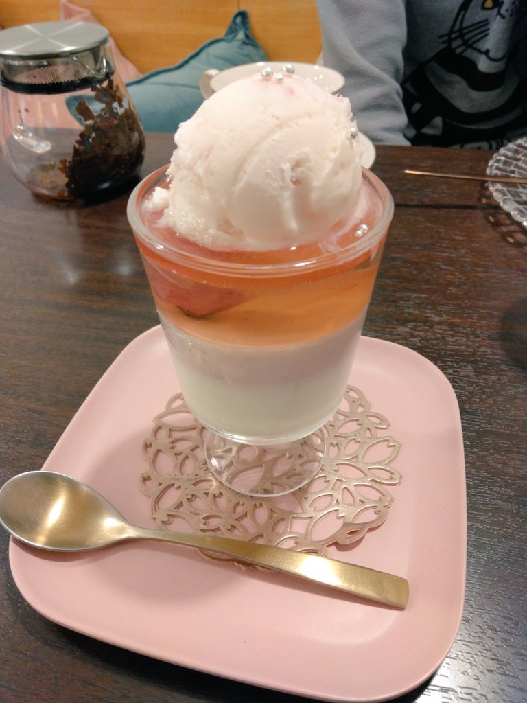 いちよう繁忙期が一段落して急に定時であがれることに！！
就業後に久々のsoanさん(<a href="/Soancheese/">CHEESE CAFE soan @奈良もちいどのセンター街</a>)へお邪魔しました。
テレビ放送後、お客さんいっぱいでなかなかお店に入れなかったので入店できて嬉しい😂
クリームペンネと桜のレアチーズを頂きました🙏✨
久々にsoanさんの味を堪能できて大満足🥰