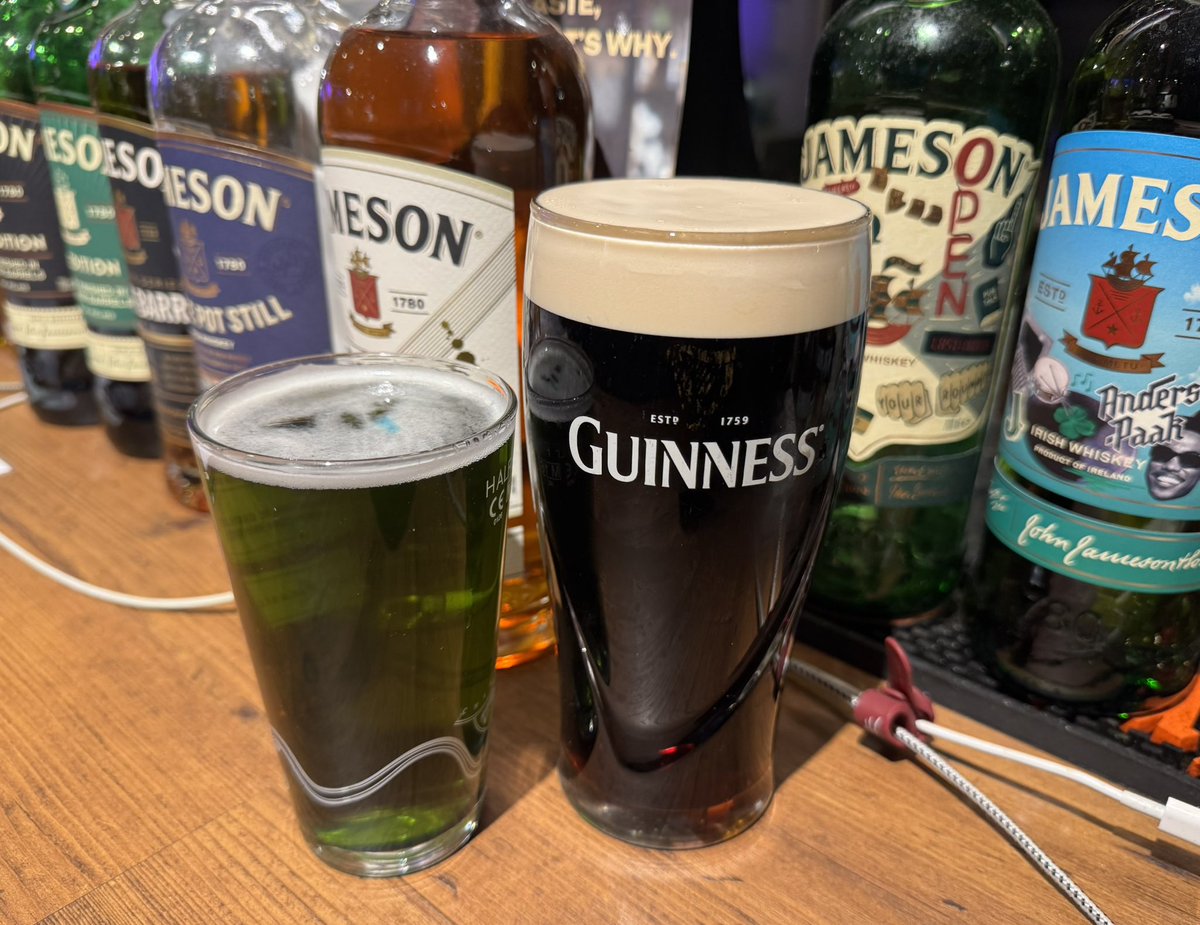 shmrcknrollstar's tweet image. いよいよSt. Patrick's Day(3/17)が明後日に迫っています☘️

IrelandやIrishルーツを持つRockアーティストの曲を中心としたプレイリスト営業が毎年の恒例🇮🇪🎶

GUINNESS or 緑色に様変わりしたビールやサイダーを片手にお祝いしましょう🍻

#stpatricksday #guinness #greenbeer #Ireland
#IrishPub