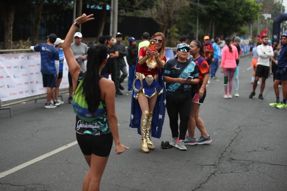 Corredores inician a llegar al Circuito de los Museos, zona 13, para participar en la carrera En Movimiento por la Educación 2026 organizada por PrensaLibre y Guatevisión