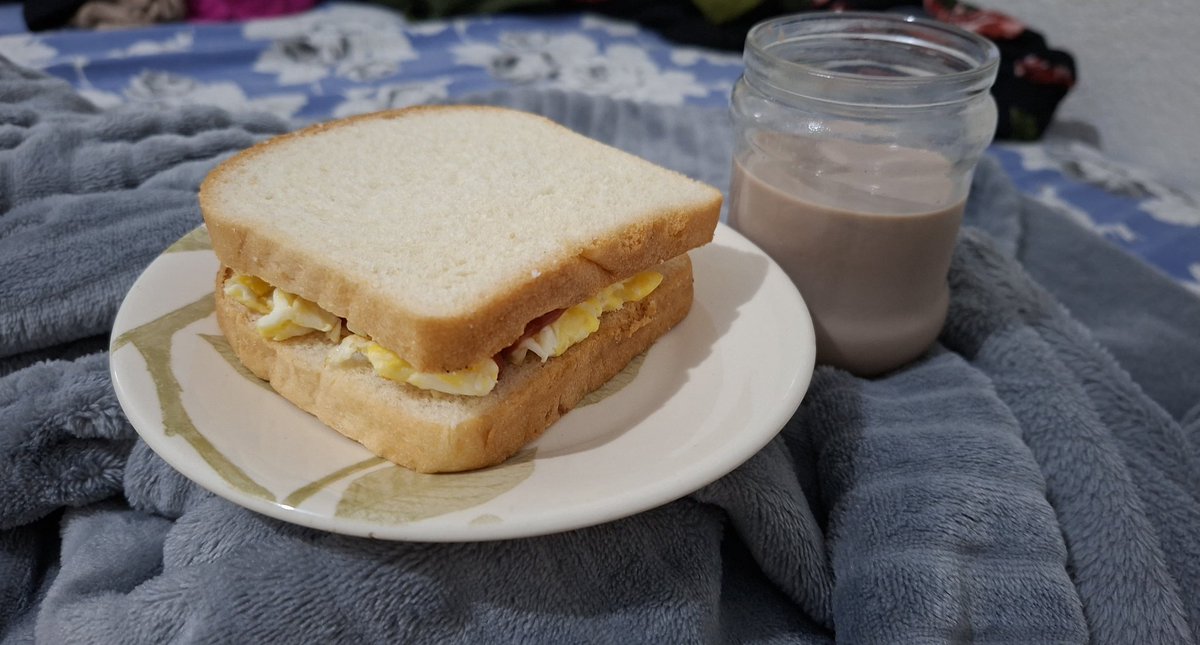 café da manhã ☀️

o de sempre (pão com ovo) mas com adicional de caloria líquida (também conhecido como achocolatado) não bebi tudo