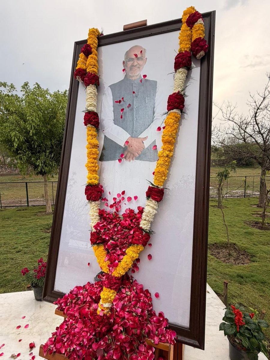 siddharthsahib's tweet photo. परम पूजनीय पिताजी स्वर्गीय डॉ. साहिब सिंह जी की जयंती पर उन्हें विनम्र श्रद्धांजलि एवं कोटि-कोटि नमन। 🙏🌸

उनका संपूर्ण जीवन समाज के हर वर्ग के उत्थान, सेवा और राष्ट्र निर्माण के लिए समर्पित रहा। आज भी उनके आदर्श, उनका संघर्ष और समाज के प्रति उनकी निष्ठा सदैव निरंतर आगे बढ़ने की प्रेरणा देते हैं।

#आपके_सपने_हमारा_संकल्प