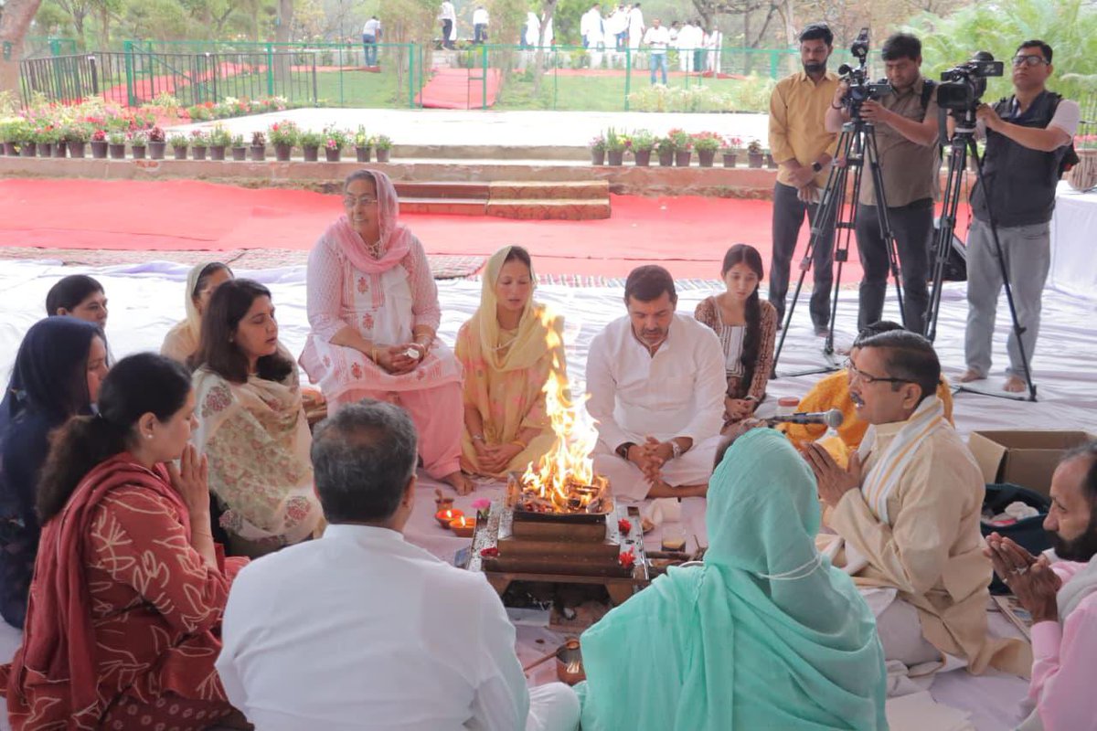 siddharthsahib's tweet photo. परम पूजनीय पिताजी स्वर्गीय डॉ. साहिब सिंह जी की जयंती पर उन्हें विनम्र श्रद्धांजलि एवं कोटि-कोटि नमन। 🙏🌸

उनका संपूर्ण जीवन समाज के हर वर्ग के उत्थान, सेवा और राष्ट्र निर्माण के लिए समर्पित रहा। आज भी उनके आदर्श, उनका संघर्ष और समाज के प्रति उनकी निष्ठा सदैव निरंतर आगे बढ़ने की प्रेरणा देते हैं।

#आपके_सपने_हमारा_संकल्प
