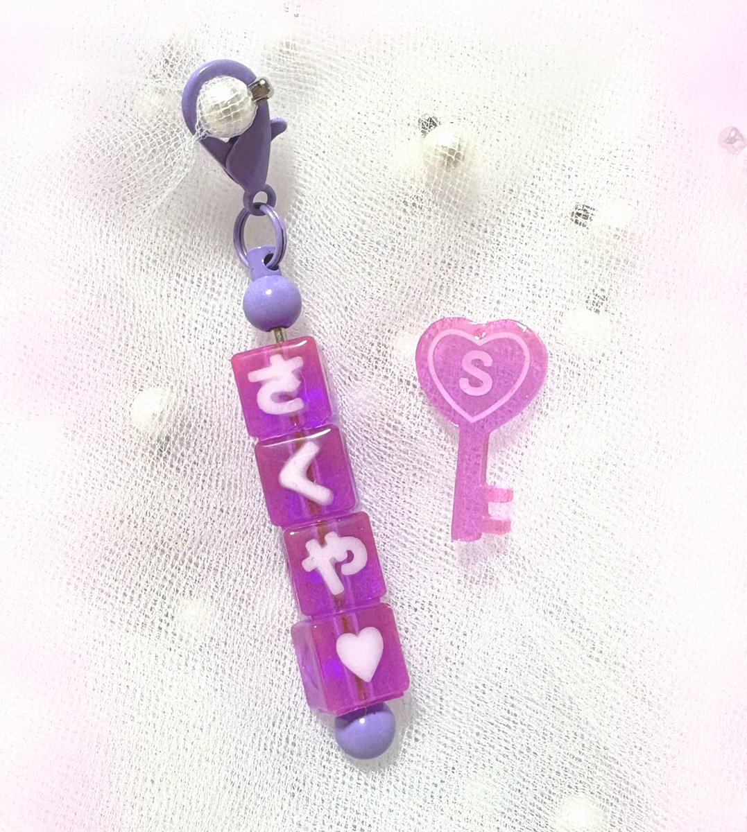 ribbonPinkPink's tweet photo. スマホのデータ消えて、動画とかも消えちゃって💦
めっちゃお久しぶりになっちゃった！今年もよろしくお願いいたします♡

39YEAH↗︎くんのお名前チャーム作ったよ♡
クリアパープルなんだけど、ちょっとオレンジがかって、さくやくんの髪色みたいでうれしい♡
　#レジン　#ハンドメイド
　#ビバレン https://t.co/ajInxKZ57K