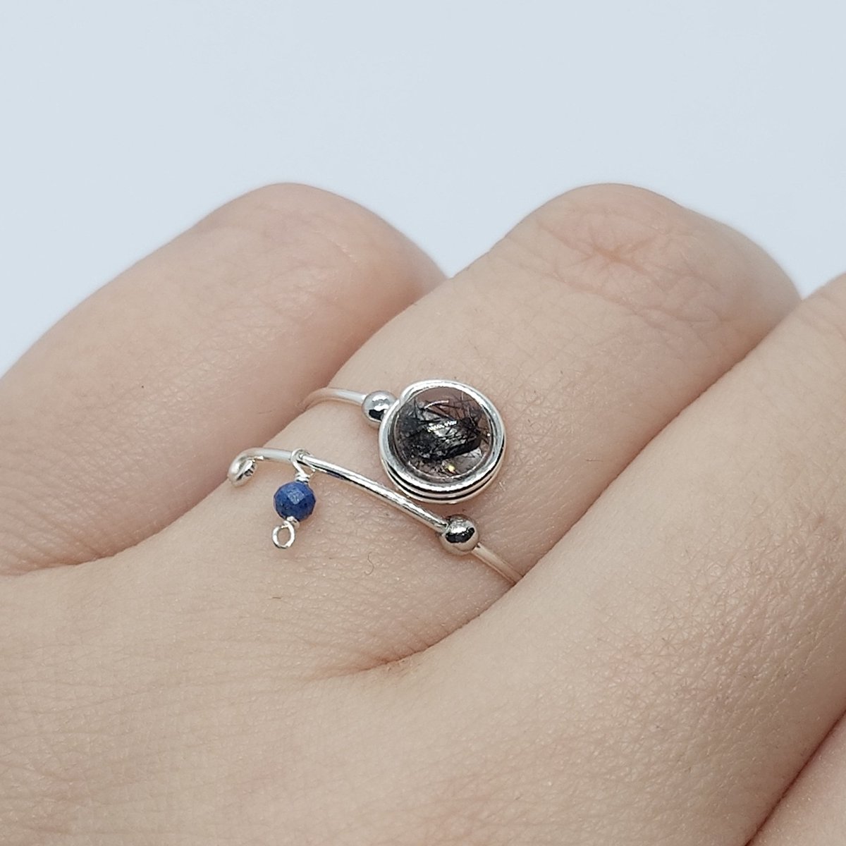 ◆新作◆

星屑の夜

ブラックルチルクォーツ×ラピスラズリのリング

地上から見上げた夜空をイメージしてアームに様々な形や大きさの石や飾りを散りばめました✨

揺れるラピスラズリがアクセントになっています🙂‍↕️

ショップは3/22から再開予定です😊

#夜空

minne.com/items/45006230