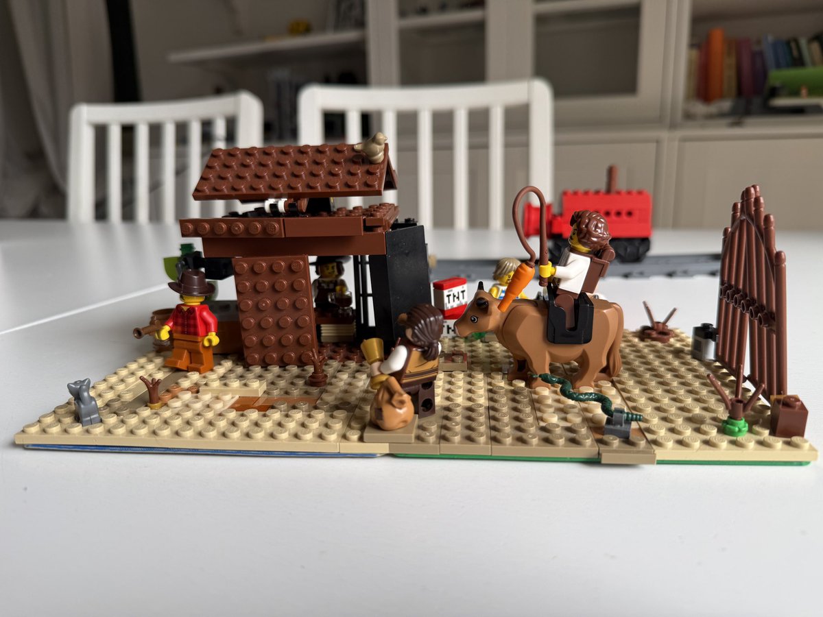 Alice_LV_RM's tweet photo. Cesare got hooked on the Wild West. He channels all his interests into LEGO builds, but he didn’t have a dedicated Wild West set. So he created his own 😍 https://t.co/sdLcpXo0GT