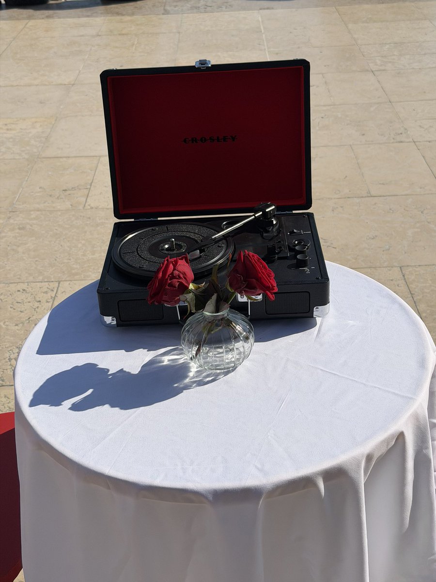 Niall Horan France tweet media