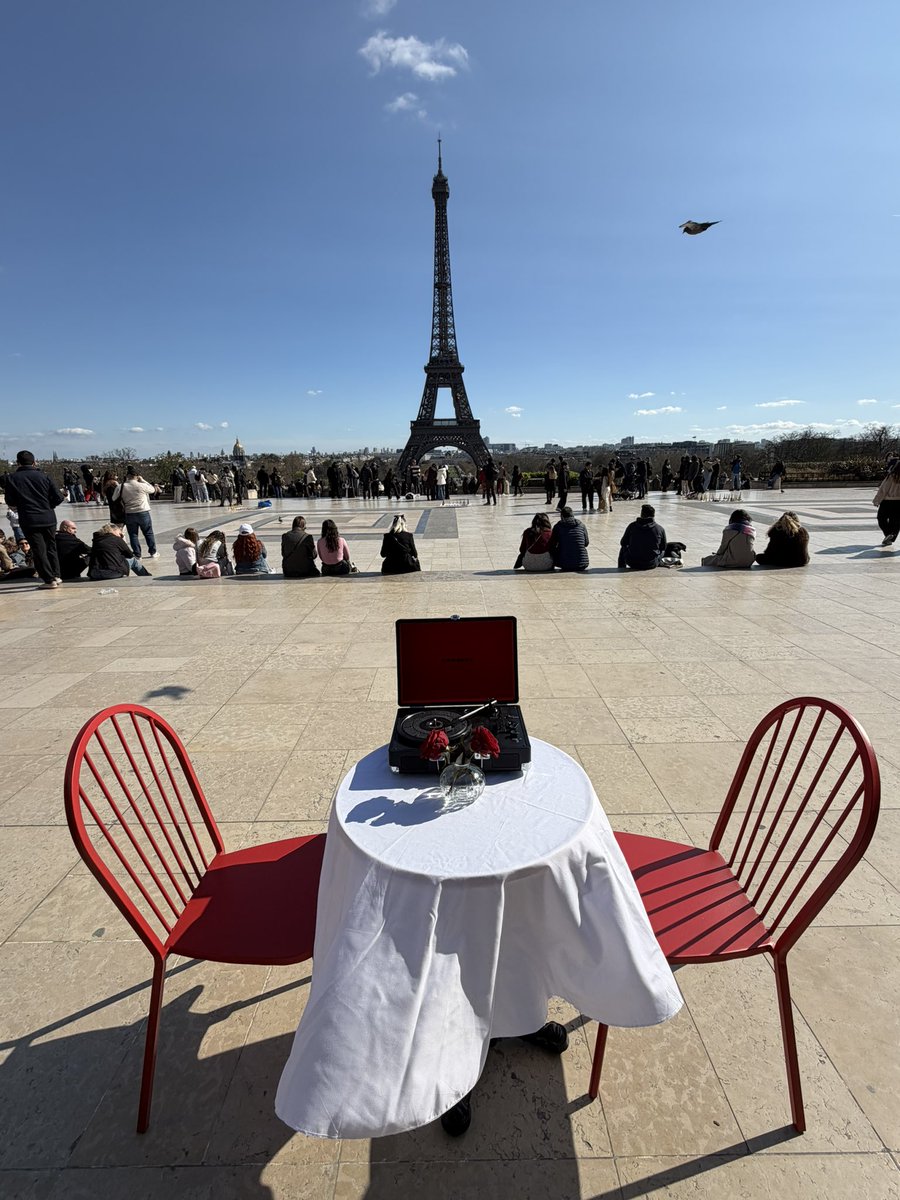 Niall Horan France tweet media