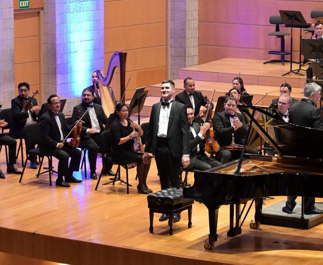 UEenEcuador's tweet photo. #Francofonía | 👏🏻👏🏻 Con una gran ovación se cerró una magnífica noche de música con el concierto “Diálogos Sinfónicos: Debussy – Ravel” ✨

La #UniónEuropea en Ecuador 🇪🇺 se suma así a la celebración de la #Francofonía, destacando el poder de la cultura para fortalecer los lazos entre nuestras sociedades.

¡Les invitamos a seguir de cerca las actividades de la #Francofonía y ser parte de esta fiesta! 

🗓 La programación continúa con cine, arte, gastronomía y más música. https://t.co/R8Fi7egUKi

#MoisDeLaFrancophonie #Francophonie2026