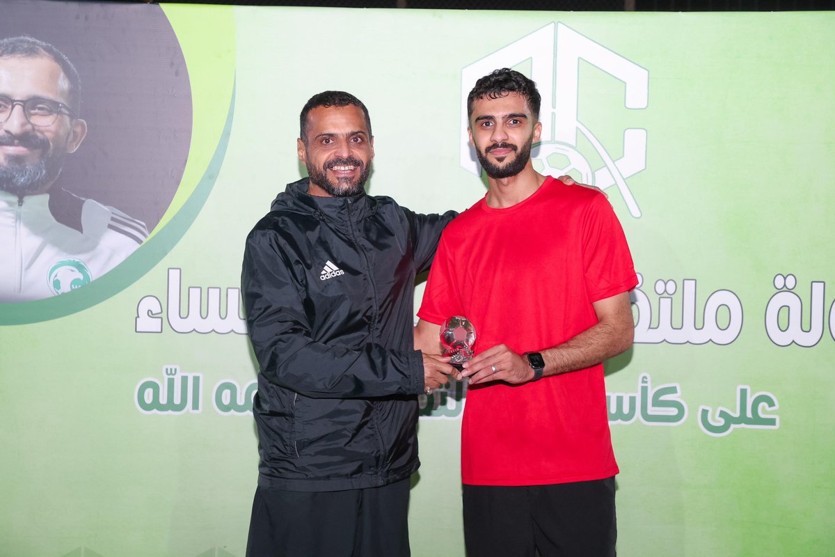 📸 افضل لاعب في بطولة ملتقى مدربي الاحساء على كأس #زامل_التميمي ..
المباراة الاول حصل على جائزة افضل لاعب الكابتن ماجد الغوينم ..

المباراة الثانية حصل على جائزة افضل لاعب الكابتن حسن الحجي ..

المباراة النهائية حصل على جائزة افضل لاعب الكابتن قاسم الحجي ..