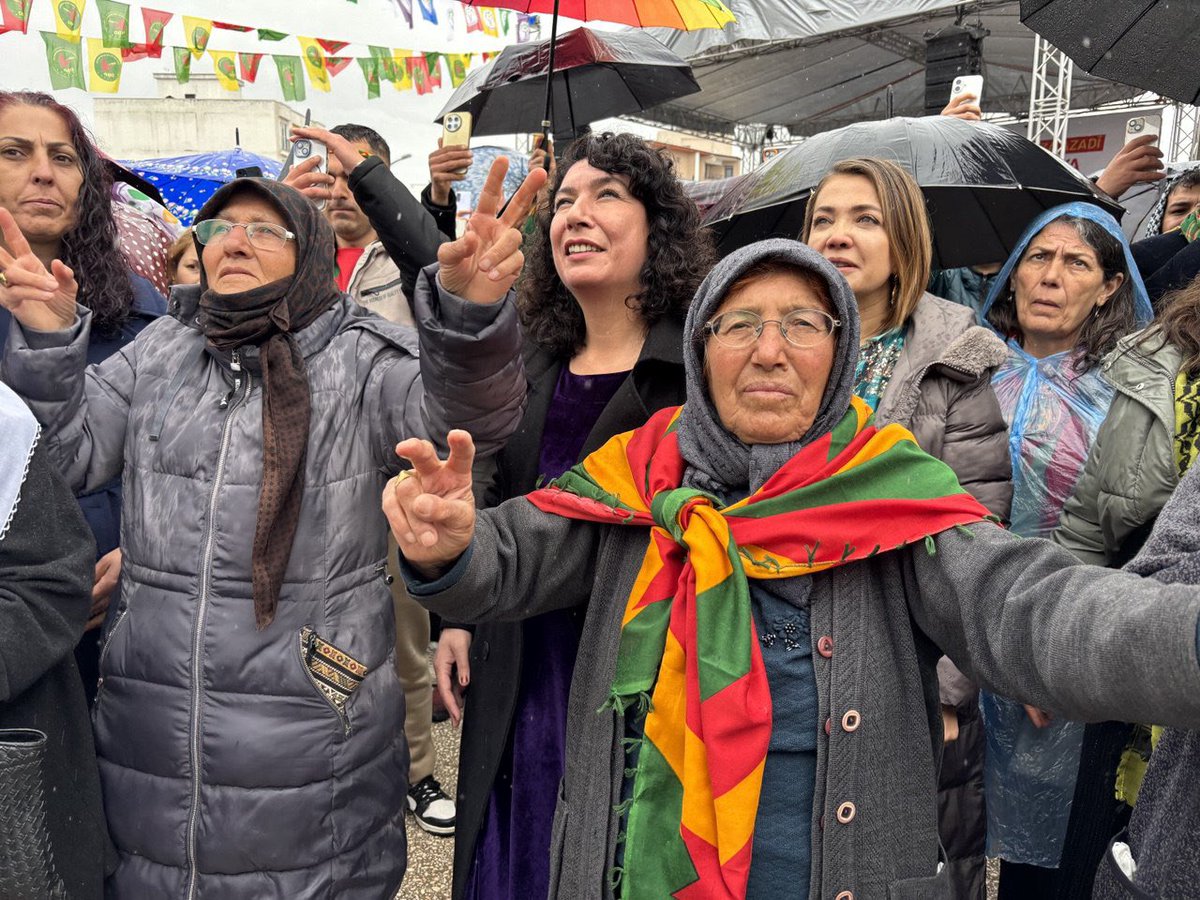 Özgürlük ve Demokrasi Newrozu’nun ateşini Semsur’da (Adıyaman) yaktık. 

Sağanak yağışa rağmen Newroz ateşinin etrafından kenetlenen Semsur halkını, kadınları, gençleri  bir kez daha selamlıyorum.

Newroz ruhuyla Barış ve Demokratik Toplum sürecini örecek, özgür ve eşit yaşamı