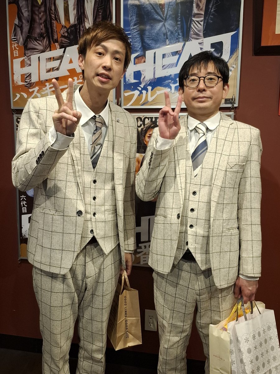 owarai_love1's tweet photo. #心斎橋角座 にて開催された
よふかしイエロー芸歴20周年記念単独ライブ20観に行って来ました🤗
漫才、コーナー、VTR、全てがめっちゃくちゃ面白くって単独ライブ最高でした😆
グッズも買えて最高～😆
また観れる日を楽しみにしています🥳

#よふかしイエロー
#マイスイートメモリーズ
#ブルーウェーブ https://t.co/0xjaEthtiz