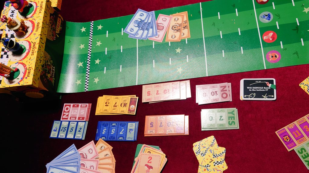 mankarafan's tweet photo. ホットストリーク
この春日本語版が来る話題作。
キャッチーなマスコットたちへの競馬的な賭け。手札から忍ばせた1枚を共通デッキに混ぜて上から1枚ずつ処理するので完全に運だけではない読み合いがある。レースが始まると無茶苦茶な動きで大笑い。細かな処理が？な部分があり日本語化に価値あり✨ https://t.co/1JNrbWeWgk