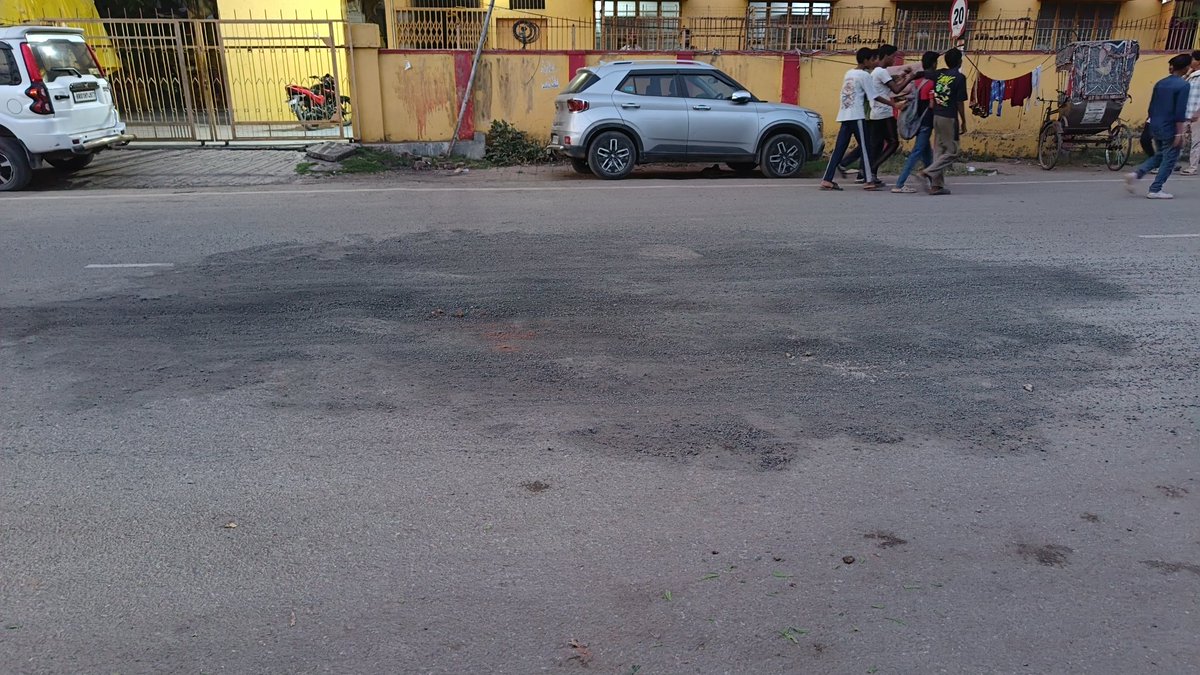 IndexBihar's tweet image. Road damaged due to Holika Dahan somewhere in Patna.