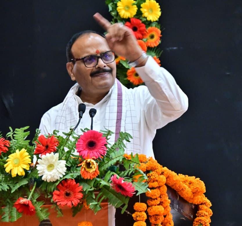 brajeshpathakup's tweet photo. आज विश्वेश्वरैया हॉल,लखनऊ में लोक अदालत के जनक स्व० शिवदयाल चौरसिया जी की जयंती के पुण्यावसर पर भारतीय चौरसिया महासभा द्वारा आयोजित "शिखर सम्मान समारोह एवं सामाजिक जागरूकता सम्मेलन" को संबोधित कर जनहित के प्रेरणापुंज स्व० शिव दयाल चौरसिया जी को नमन करते हुए।

इस पुण्यावसर पर श्रद्धेय स्व० शिवदयाल चौरसिया जी को विनम्र श्रद्धांजलि अर्पित कर, उनके सामाजिक समरसता, न्याय एवं जनसेवा के प्रति समर्पित जीवन से प्रेरणा लेने का आह्वान किया।

चौरसिया समाज के प्रबुद्धजनों एवं कार्यकर्ताओं से संवाद कर समाज की एकता, शिक्षा और सामाजिक जागरूकता को आगे बढ़ाने के संकल्प को भी दोहराया।

स्व. शिवदयाल चौरसिया जी का समर्पित जीवन सदैव समाज को मार्गदर्शन देता रहेगा।

इस अवसर पर मा० पूर्व विधायक श्री रामेश्वर चौरसिया जी, राष्ट्रीय अध्यक्ष श्री विजय चौरसिया जी, संरक्षक श्री राजेंद्र चौरसिया जी, श्री राजेंद्र जी, श्री राजेश महतो जी, श्री दीपक चौरसिया जी, श्री पारसनाथ चौरसिया जी, श्री प्रदीप चौरसिया जी, श्री ओम प्रकाश चौरसिया जी, श्री देवेंद्र चौरसिया, जी श्री मनीष चौरसिया जी, प्रदेश प्रवक्ता एवं संचालक श्री शिवम चौरसिया जी एवं अन्य गणमान्यजन उपस्थित रहे। 

@BJP4India
@BJP4UP