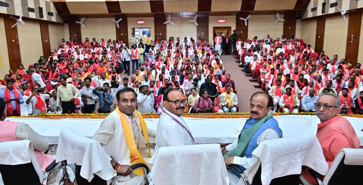 brajeshpathakup's tweet photo. आज विश्वेश्वरैया हॉल,लखनऊ में लोक अदालत के जनक स्व० शिवदयाल चौरसिया जी की जयंती के पुण्यावसर पर भारतीय चौरसिया महासभा द्वारा आयोजित "शिखर सम्मान समारोह एवं सामाजिक जागरूकता सम्मेलन" को संबोधित कर जनहित के प्रेरणापुंज स्व० शिव दयाल चौरसिया जी को नमन करते हुए।

इस पुण्यावसर पर श्रद्धेय स्व० शिवदयाल चौरसिया जी को विनम्र श्रद्धांजलि अर्पित कर, उनके सामाजिक समरसता, न्याय एवं जनसेवा के प्रति समर्पित जीवन से प्रेरणा लेने का आह्वान किया।

चौरसिया समाज के प्रबुद्धजनों एवं कार्यकर्ताओं से संवाद कर समाज की एकता, शिक्षा और सामाजिक जागरूकता को आगे बढ़ाने के संकल्प को भी दोहराया।

स्व. शिवदयाल चौरसिया जी का समर्पित जीवन सदैव समाज को मार्गदर्शन देता रहेगा।

इस अवसर पर मा० पूर्व विधायक श्री रामेश्वर चौरसिया जी, राष्ट्रीय अध्यक्ष श्री विजय चौरसिया जी, संरक्षक श्री राजेंद्र चौरसिया जी, श्री राजेंद्र जी, श्री राजेश महतो जी, श्री दीपक चौरसिया जी, श्री पारसनाथ चौरसिया जी, श्री प्रदीप चौरसिया जी, श्री ओम प्रकाश चौरसिया जी, श्री देवेंद्र चौरसिया, जी श्री मनीष चौरसिया जी, प्रदेश प्रवक्ता एवं संचालक श्री शिवम चौरसिया जी एवं अन्य गणमान्यजन उपस्थित रहे। 

@BJP4India
@BJP4UP
