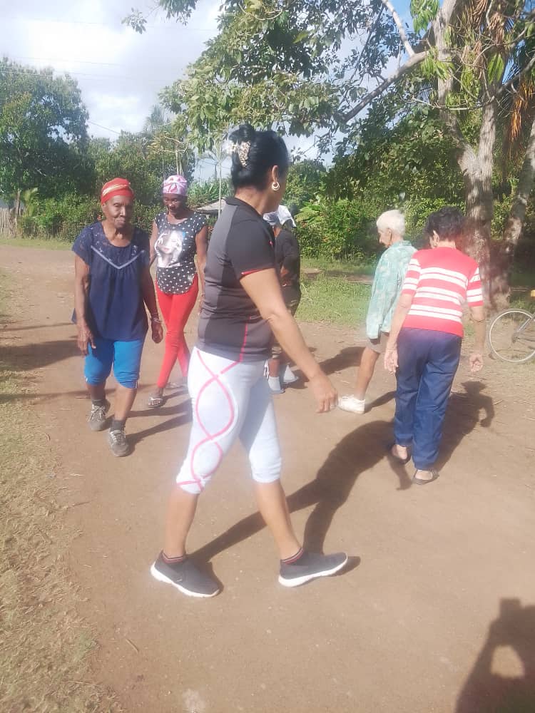 Programa de Actividad Física Comunitaria Adulto Mayor en unas de las comunidades del municipio Primero de Enero 
#InderCavFidelVive