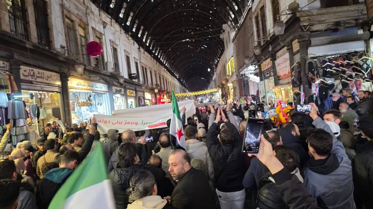 انطلاق مسير إحياء ذكرى أول مظاهرة للثورة السورية في دمشق، من مدخل سوق الحميدية