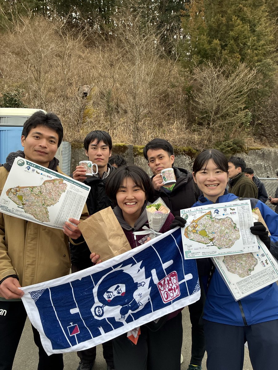 orienteeringIC's tweet photo. 📷三役とEA📷

EAのお二方には、
お礼として、地図がプリントされた
マグカップをプレゼント🎁

ご尽力ありがとうございました！

#ICMR
#大変感謝
#ありがとうございました https://t.co/9xdexUuOg5