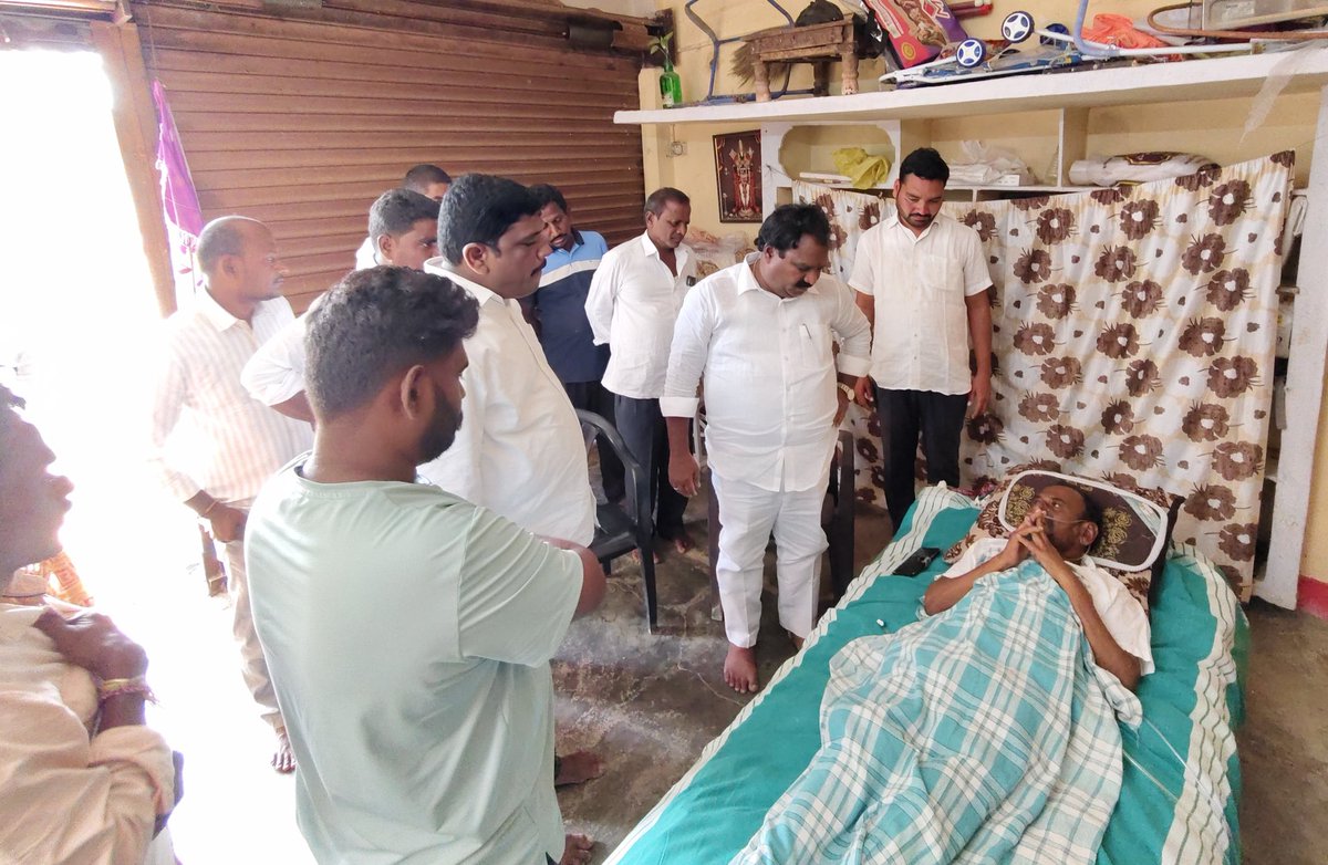 ArooriRamesh's tweet photo. వరంగల్ జిల్లా.
Date:15-03-2026.

వర్ధన్నపేట నియోజకవర్గం పర్వతగిరి మండలం ఎనుగల్ గ్రామానికి మాజీ ఎంపిటిసి కోల మల్లయ్య గారు అనారోగ్యం సమస్యతో బాధపడుతున్న విషయం తెలుసుకుని వారి నివాసానికి వెళ్లి వారిని పరామర్శించడం జరిగినది. https://t.co/AprL6s6Yfw