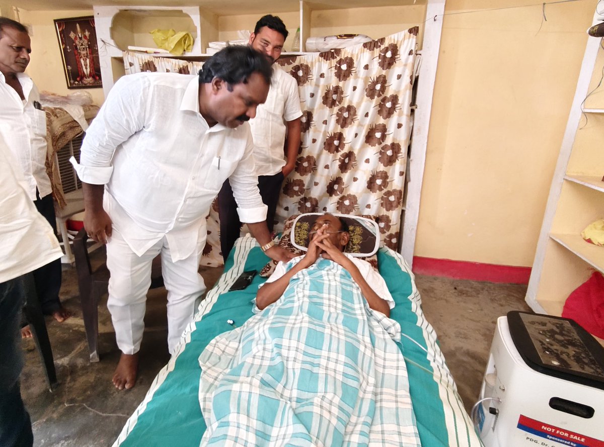 ArooriRamesh's tweet photo. వరంగల్ జిల్లా.
Date:15-03-2026.

వర్ధన్నపేట నియోజకవర్గం పర్వతగిరి మండలం ఎనుగల్ గ్రామానికి మాజీ ఎంపిటిసి కోల మల్లయ్య గారు అనారోగ్యం సమస్యతో బాధపడుతున్న విషయం తెలుసుకుని వారి నివాసానికి వెళ్లి వారిని పరామర్శించడం జరిగినది. https://t.co/AprL6s6Yfw