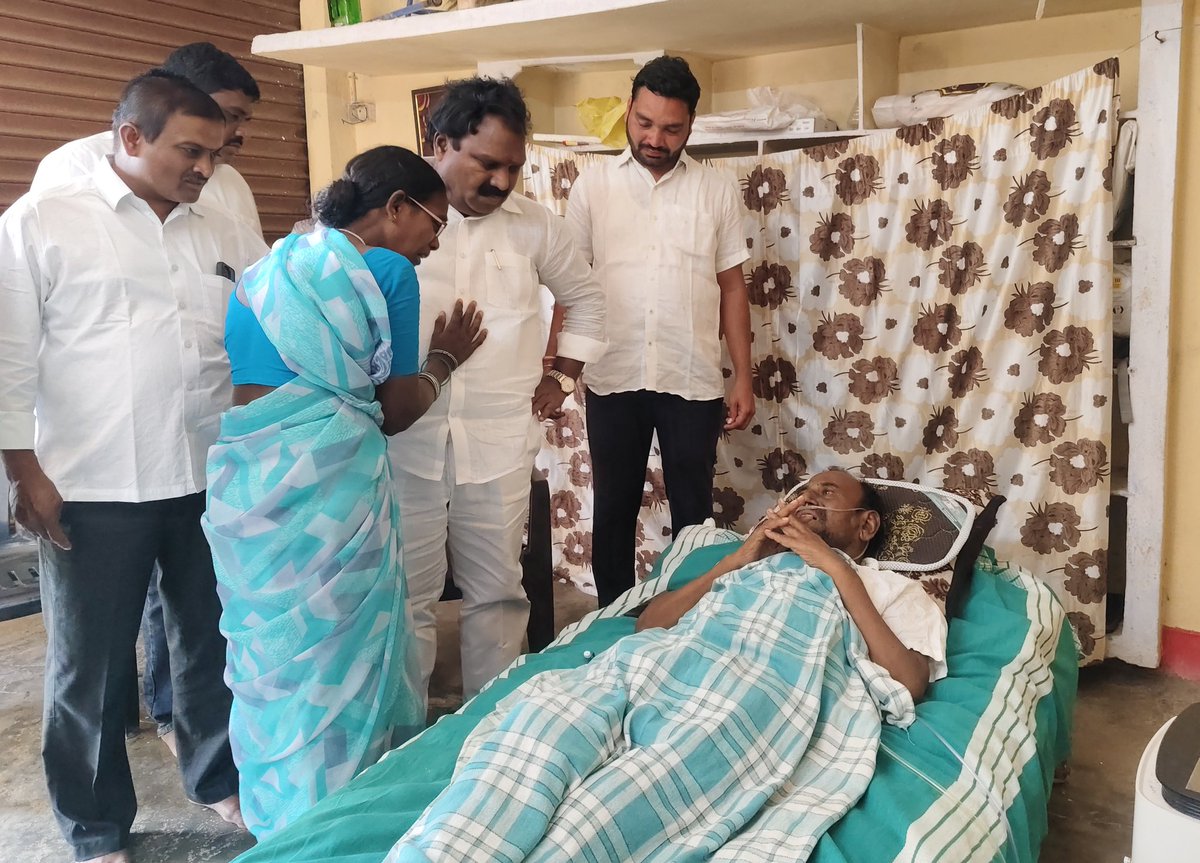 ArooriRamesh's tweet photo. వరంగల్ జిల్లా.
Date:15-03-2026.

వర్ధన్నపేట నియోజకవర్గం పర్వతగిరి మండలం ఎనుగల్ గ్రామానికి మాజీ ఎంపిటిసి కోల మల్లయ్య గారు అనారోగ్యం సమస్యతో బాధపడుతున్న విషయం తెలుసుకుని వారి నివాసానికి వెళ్లి వారిని పరామర్శించడం జరిగినది. https://t.co/AprL6s6Yfw