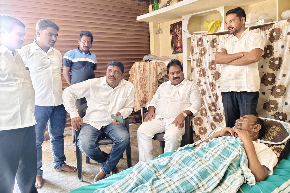 ArooriRamesh's tweet photo. వరంగల్ జిల్లా.
Date:15-03-2026.

వర్ధన్నపేట నియోజకవర్గం పర్వతగిరి మండలం ఎనుగల్ గ్రామానికి మాజీ ఎంపిటిసి కోల మల్లయ్య గారు అనారోగ్యం సమస్యతో బాధపడుతున్న విషయం తెలుసుకుని వారి నివాసానికి వెళ్లి వారిని పరామర్శించడం జరిగినది. https://t.co/AprL6s6Yfw