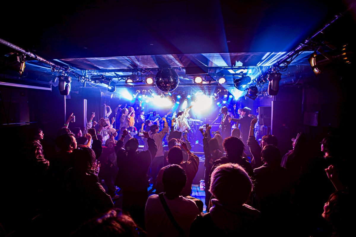 telesquall tweet media