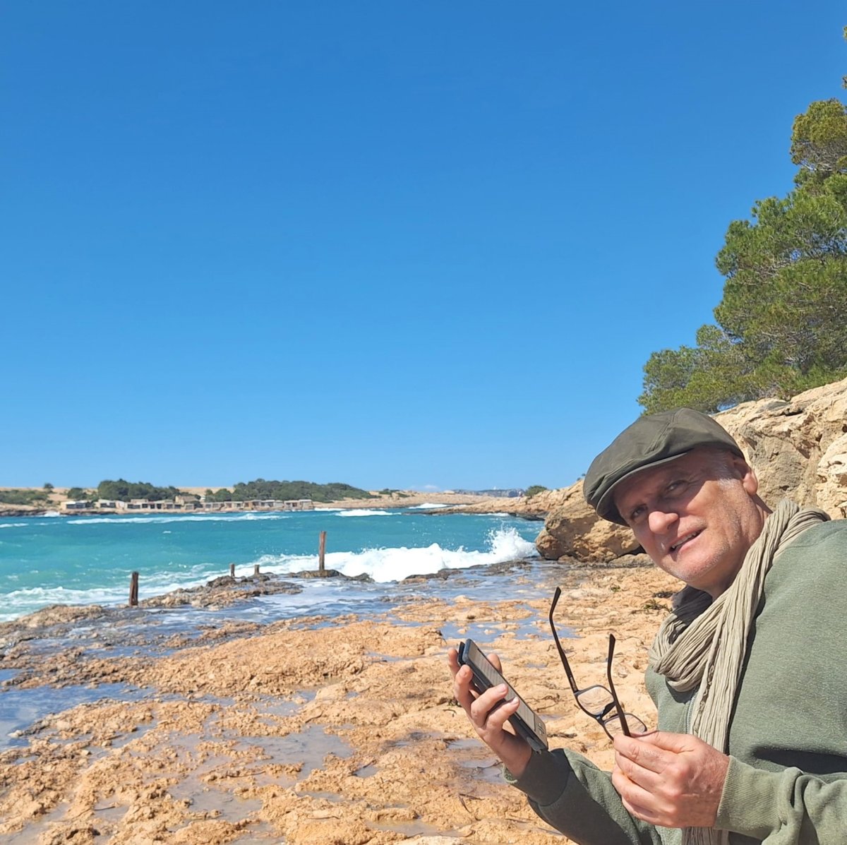 MonEivissa's tweet photo. Llegir a la vora del mar és deixar que les paraules naveguin al ritme de les onades.

#raconsdelectura #hivern #lectures #llibres https://t.co/zXh53uFWdx