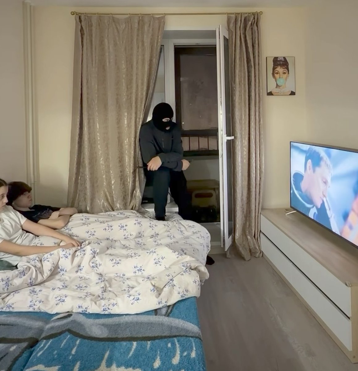 Ваш персональный куратор проверяет, что вы смотрите телевизор вечером.