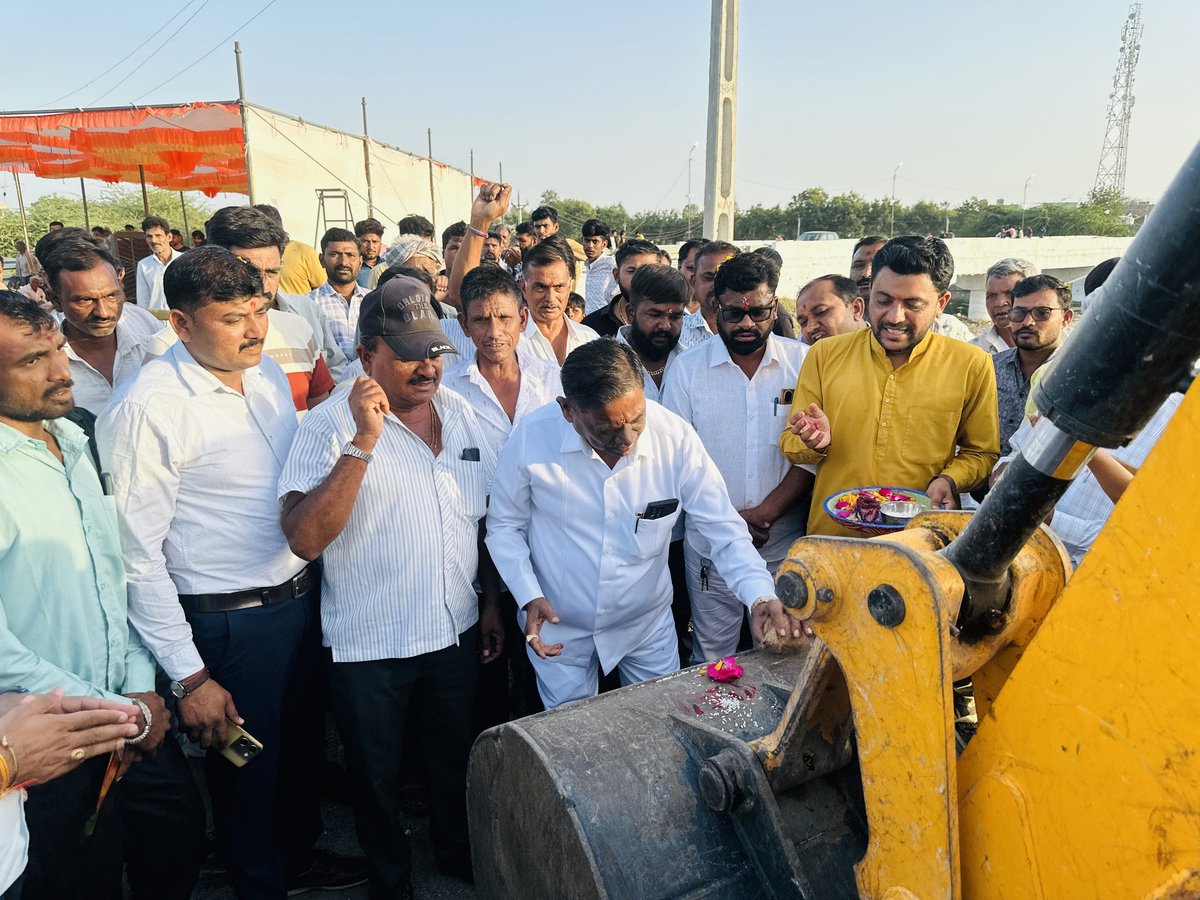 kalubhaiMLA's tweet photo. “સૌનો સાથ, સૌનો વિકાસ – સૌનો વિશ્વાસ” ના મંત્ર સાથે વિકાસના માર્ગે આગળ…

આજ રોજ ગુજરાત સરકાર દ્વારા મંજુર કરવામાં આવેલ રાણપુર તાલુકાના ઉમરાળા થી ગઢીયા ગામ સુધી નોનપ્લાન રોડ અને નવા બ્રિજ જેવા વિવિધ વિકાસ પ્રકલ્પોનું ખાતમુહૂર્ત અને લોકાર્પણ સમારોહ યોજાયો. https://t.co/ptxSDBVkhc