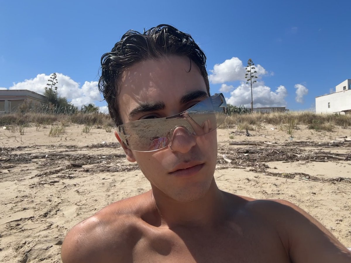 mtdp__'s tweet photo. missing summer (and my tan) https://t.co/WMXV9YkvR9