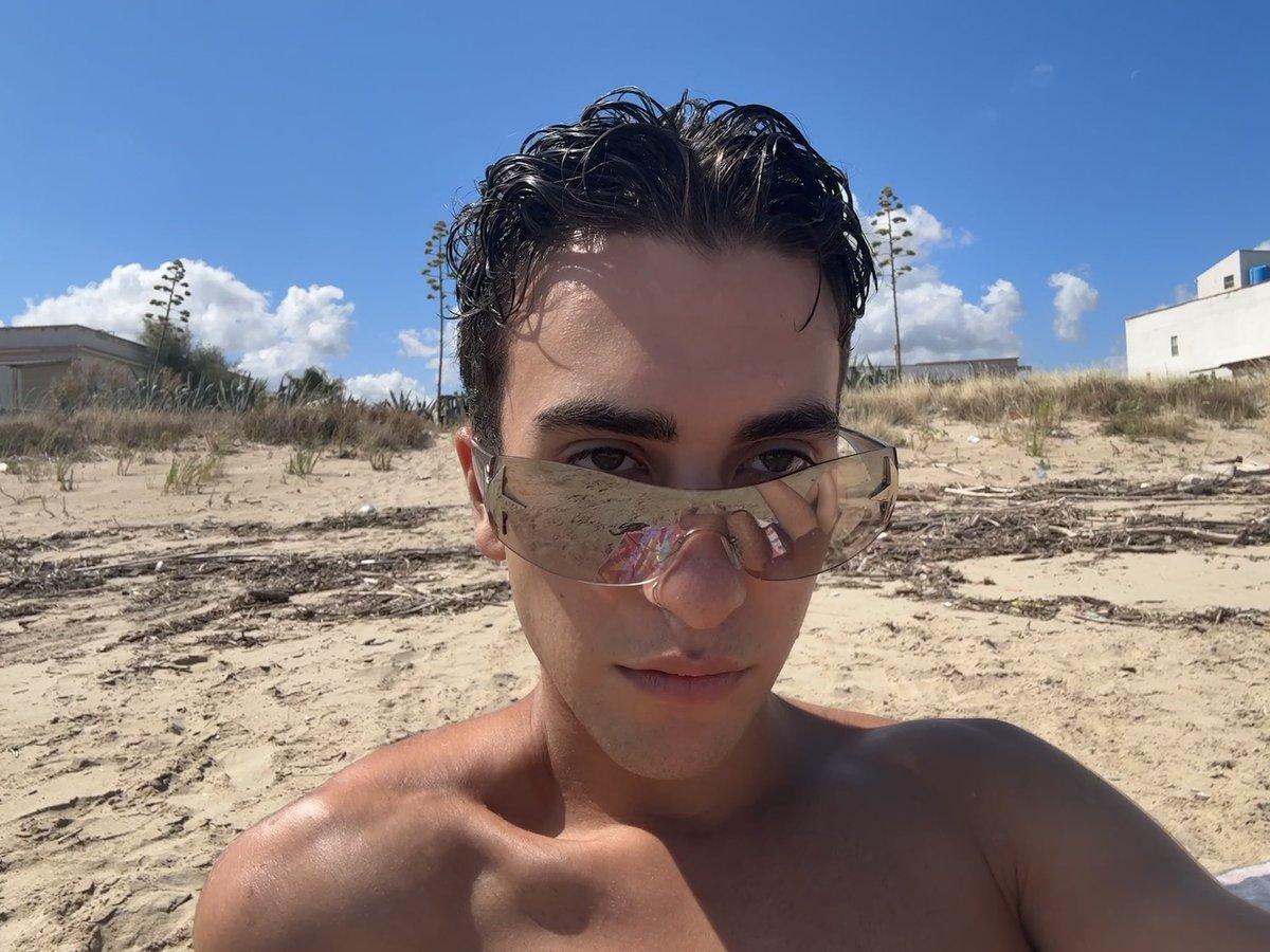 mtdp__'s tweet photo. missing summer (and my tan) https://t.co/WMXV9YkvR9