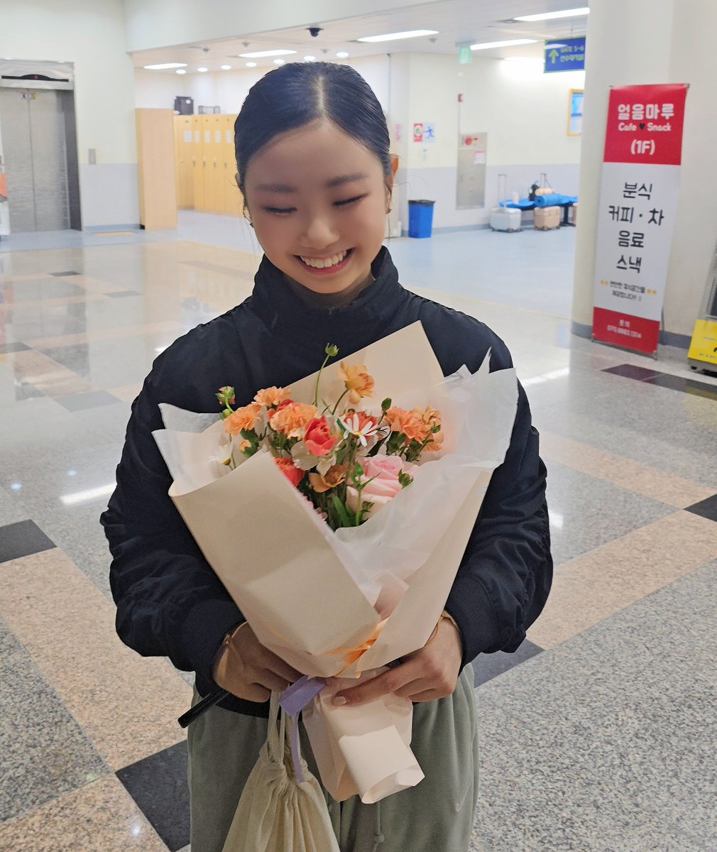saebomskate's tweet photo. 나연이 동글동글 너무 귀엽..♡
금메달 축하해요 🤍 https://t.co/akbBrqb44y