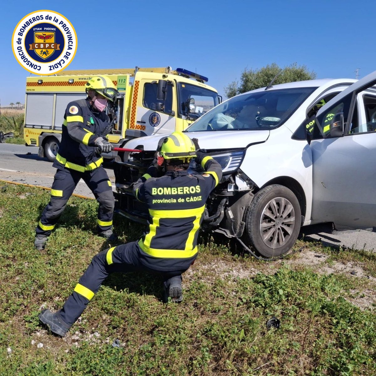 BomberosCbpc's tweet image. 🗓️13/3/26 ⏰14h

Salida del parque #Sanlúcar por accidente en la A-2077, Km.4, en #Rota
2 vehículos implicados 
Rescatamos a una mujer herida, junto a #ServiciosSanitarios
Otros 3 ocupantes están fuera a nuestra llegada, atendidos en el lugar

👩‍🚒5 🚒3 
🤝#GuardiaCivil 

#CBPC