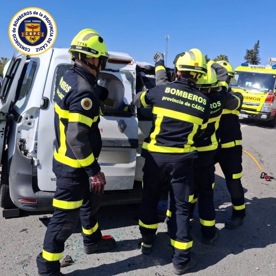 BomberosCbpc's tweet image. 🗓️13/3/26 ⏰14h

Salida del parque #Sanlúcar por accidente en la A-2077, Km.4, en #Rota
2 vehículos implicados 
Rescatamos a una mujer herida, junto a #ServiciosSanitarios
Otros 3 ocupantes están fuera a nuestra llegada, atendidos en el lugar

👩‍🚒5 🚒3 
🤝#GuardiaCivil 

#CBPC