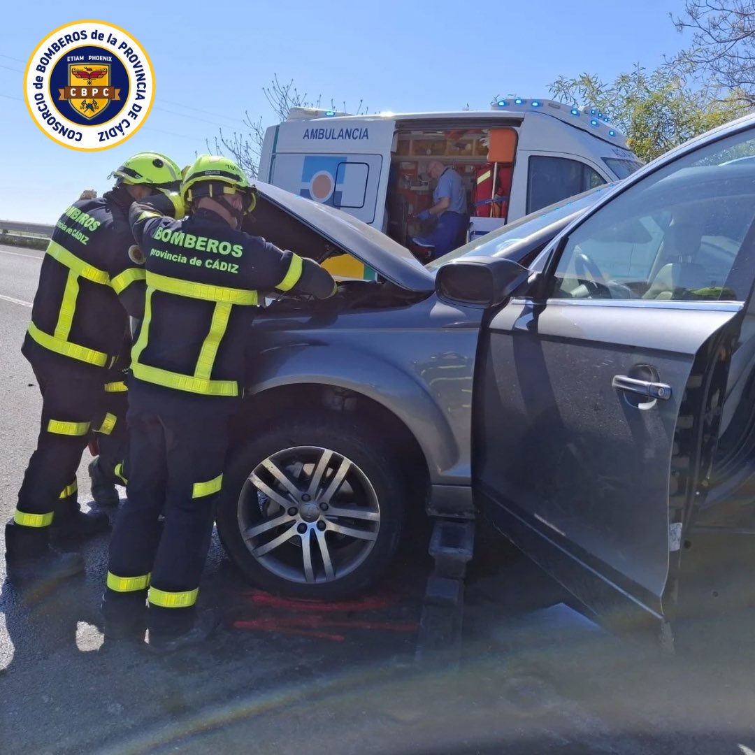 BomberosCbpc's tweet image. 🗓️13/3/26 ⏰14h

Salida del parque #Sanlúcar por accidente en la A-2077, Km.4, en #Rota
2 vehículos implicados 
Rescatamos a una mujer herida, junto a #ServiciosSanitarios
Otros 3 ocupantes están fuera a nuestra llegada, atendidos en el lugar

👩‍🚒5 🚒3 
🤝#GuardiaCivil 

#CBPC