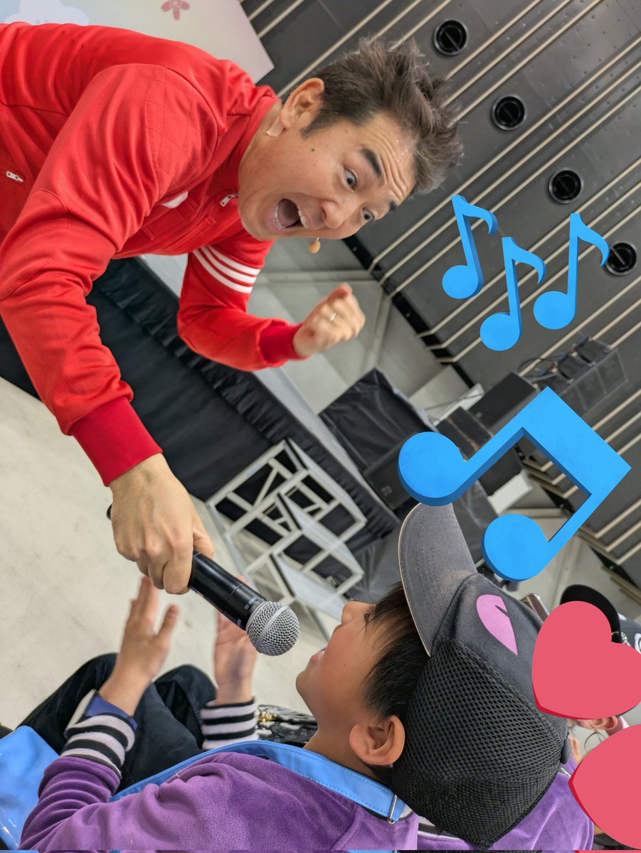 tagboy_11's tweet photo. テツandトモさんにはじめて会った😳
「なんでだろう」のやり方教えてもらったりステッカーや首が長すぎる馬の風船もらったり一緒に歌うたったり楽しかった😆🎶
テツさんすごく面白いしトモさん手を振ったら歌いながら振り返してくれて嬉しかった(*≧∀≦*)
#テツandトモ
#出島メッセ https://t.co/RRiquYnYXP