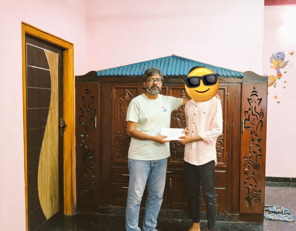 selvachidambara's tweet photo. மூன்று ஆண்டுகளுக்கு முன்னால் என்னிடம் படித்த பழைய மாணவர் ஒருவர் வந்தார். கல்லூரியில் சேர வேண்டும் என்று கூறினார் மதிப்பெண் மிகவும் குறைவாக தான் எடுத்திருந்தார் .என்ன சேர விரும்புகிறாய் என்று கேட்டேன் ஹோட்டல் மேனேஜ்மென்ட் சேர வேண்டும் என்றார்.. அதற்கு அவர் கூறிய காரணம் நெகிழ்வாக இருந்தது அப்பாவை இழந்த மாணவர் ,அம்மா ஒரு சாப்பாட்டு மெஸ்ஸில் பணியாளராக வேலை பார்த்து வருகிறார். நான் ஹோட்டல் மேனேஜ்மென்ட் படித்து வெளிநாடு அல்லது சொந்த ஹோட்டல் தொடங்க வேண்டும் என்று கூறினார் அவரை வாழ்த்தி ஒரு தனியார் கல்லூரியில் ஹோட்டல் மேனேஜ்மென்ட் சேர்த்து விட்டேன். மூன்று ஆண்டுகளாக நானும் நண்பர்கள் உதவியுடன் கட்டணங்களை கட்டி விட்டேன். இன்னும் ஒரிரு மாதங்களில் கோர்ஸ் முடியப்போகிறது .அவருக்கு இறுதி கட்டணத்தை என்னுடைய நண்பர் @EeraAnnamalai அவர்கள் அனுப்பி இருந்தார். அவருக்கு வழங்கினேன்.சிறப்பாக படித்து வருகிறார், தனியாக பேக்கரி தொடர்பான வேலைகளையும் கற்று வருகிறார்.ஒழுக்கமான
மாணவன் ,வெளிநாட்டில் உள்ள எக்ஸ் தோழமைகள் இவர் படிப்பு தொடர்பான வேலைகள் அல்லது பயிற்சி இருந்தால் எனக்கு தெரிவிக்கவும் நன்றி🙏🙏