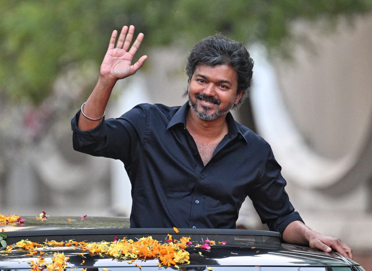 Pokkiri_Victor's tweet photo. “Black shirt. Bold stand. In Delhi, he declared he would never join the alliance.”

 #VoteForTVK https://t.co/XfY3jX1XK7