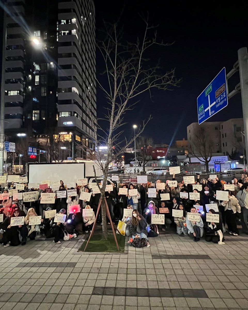 BeeLovesJune's tweet photo. 1° mandou uma resposta pela billboard e agora por um jornal coreano diário q posta em inglês. Ou seja, sempre uma terceira "pessoa" para falar apenas com os fãs internacionais. 
Não tem a coragem de postar algo nas SUAS PRÓPRIAS REDES SOCIAIS e diretamente com o fandom 
É UMA EMPRESA COVARDE Q NEM SABE ESCONDER SUA PRÓPRIA INCOMPETÊNCIA ❗

#BEACCOUNTABLE_BELIFT
#ENHYPEN_IS_SEVEN 
#HEESEUNG_STAYS