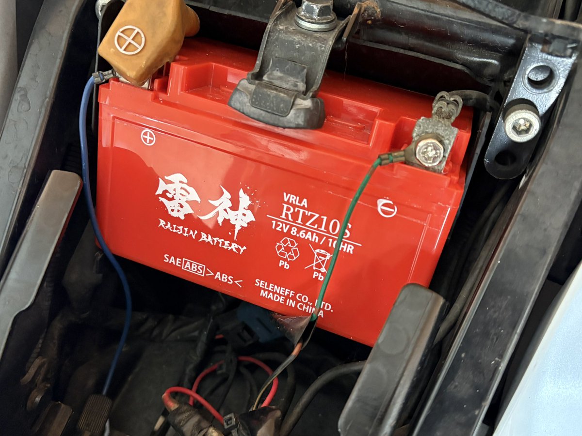 CBF1000_SC64's tweet photo. バイクのバッテリーがへだってきたので交換🔋
互換品で固定用のステーはやや強引に取り付けしたけど、エンジンのかかりは大丈夫だった https://t.co/nRnBgapjze