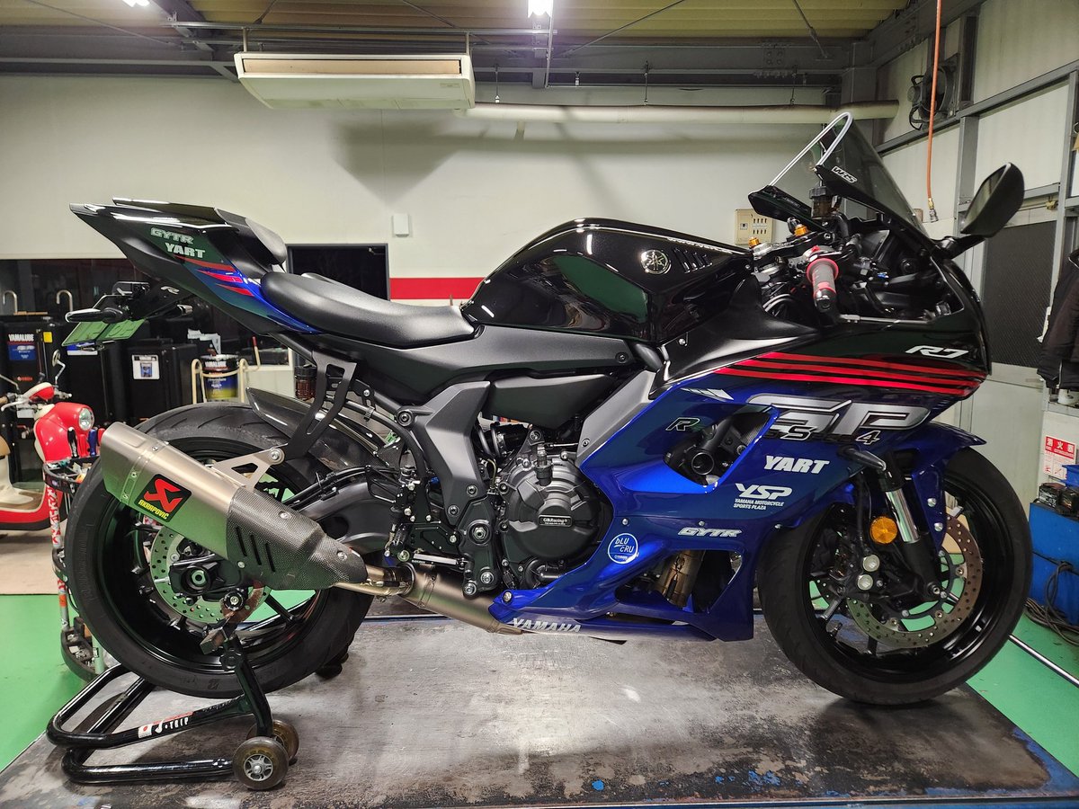 yspshiga's tweet photo. からのぉ～
カスタム魂注入ぅ💉

#YZFR7

A-TECH カーボンリアフェンダー
取付🔧
コダワリの平織り🌟

#CR1 パーツ施行もバッチリで
テッカテカ、ピッカピカ✨

仕上げはオイルキャンペーン中
 #RS4GP でオイル交換も💪

ん～ますますカッコ良くなった😆

#ysp滋賀 #ysp #ヤマハLOVE
#YZF #r7 https://t.co/EYjXQ67w0k