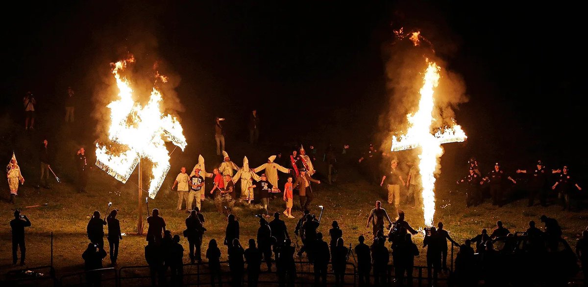 laviincompae's tweet photo. Cantaban los Rage Against the Machine: «Some of those that work forces are the same that burn crosses», y resulta que era más que una frase edgy. El racismo sistémico en Estados Unidos va desde lo parapolicial al núcleo del Estado. https://t.co/VbYAJ6ct9s