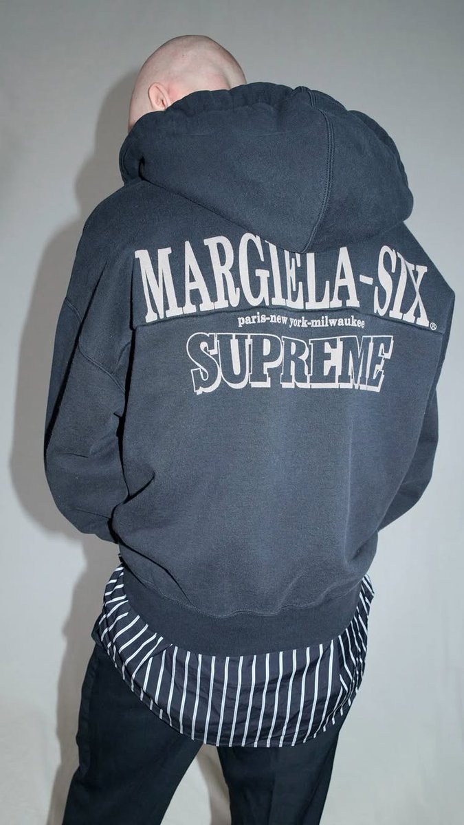 godmeetsfashion's tweet image. Supreme公式Instagramでフーディーのティーザーが公開。

Supreme × MM6 MAISON MARGIELA 26SS コラボアイテムが3/21(土) Week4に発売予定 
godmeetsfashion.com/2026/03/15/sup…