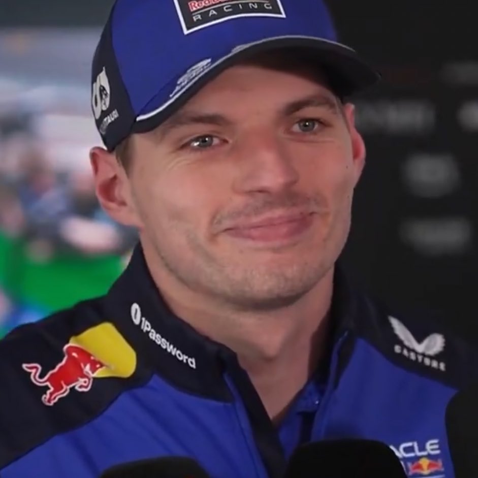 BRMaxVerstappen's tweet photo. Max sobre a largada:

"Eu não estou fazendo nada de errado. É simplesmente o motor que não está indo. Eu não sou um idiota."

"Foi o mesmo problema [da Sprint]. Procedimento diferente, mesmo problema. Eu não tenho palavras pra isso. Eu não sei porque continua acontecendo."

#MaxVerstappen | #ChineseGP