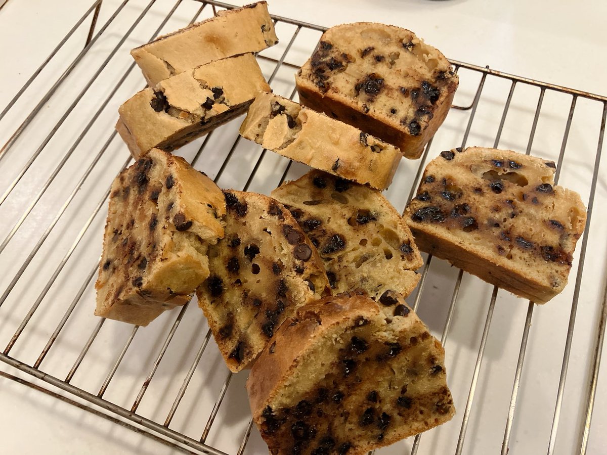 KazusanMeshi's tweet photo. ヨーグルトの水切りでできたホエイで、作ったパウンドケーキ。チョコチップも混ぜてみました。
#おうちケーキ
#おうちカフェ 
#パウンドケーキ
#ホエイ https://t.co/Onzwf4db0d