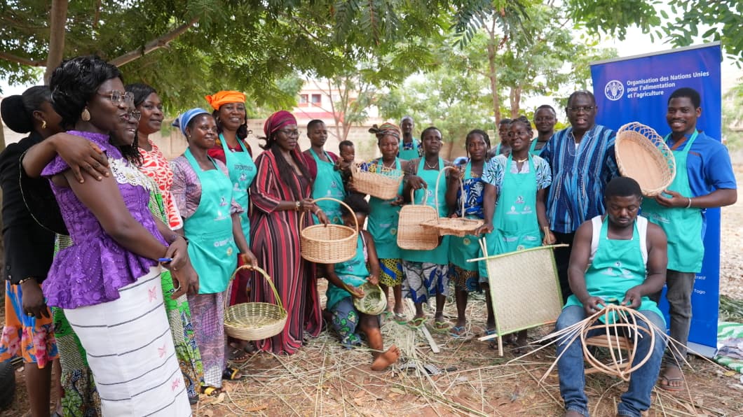 OyetoundeD's tweet photo. Avec @EliseKakam de @UNFPATogo, j'ai assisté à la formation en vannerie de 30 #femmes et #jeunes artisans de #FELEA beneficiaires du projet #R4CTogo financé par @theGEF et porté par @FAOauTogo. Cette initiative vise à promouvoir une utilisation durable de #RessourcesNaturelles https://t.co/ASc0x7QVls
